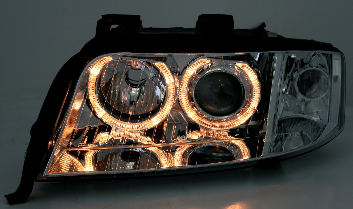 Angel Eyes Scheinwerfer Set für Audi A6 in Chrom